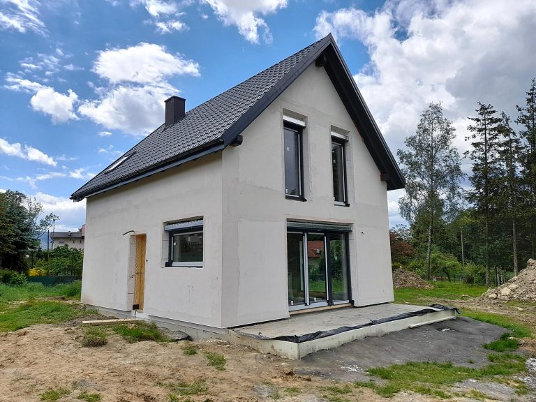 Realizacje 11 Dom prefabrykowany, szkielet drewniany w Ustroniu - montaż na taśmach rozprężnych