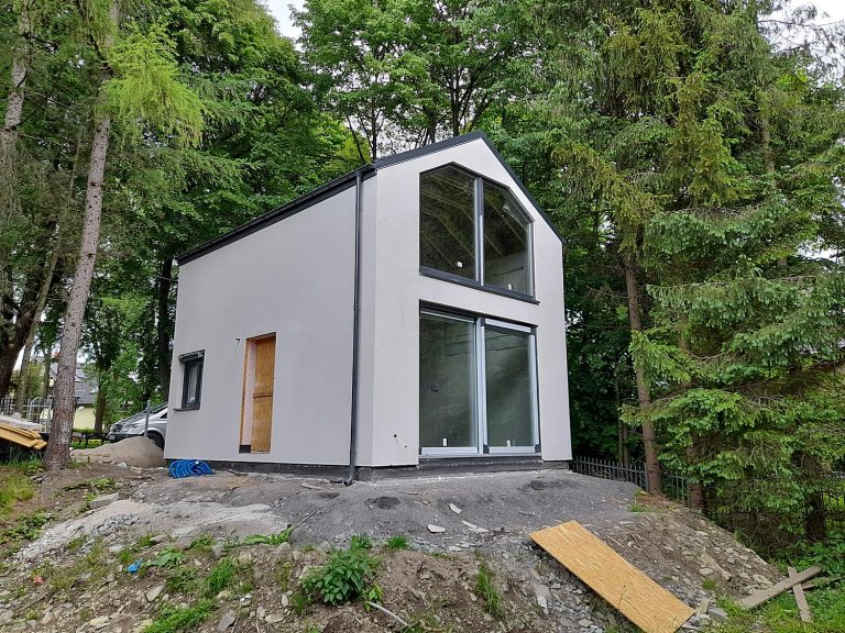 Realizacje 12 Dom prefabrykowany, szkielet drewniany w Ustroniu - montaż na taśmach rozprężnych